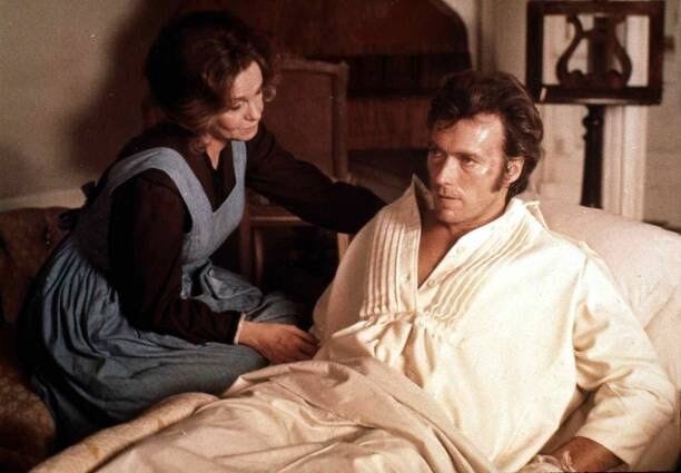 Kino. Betrogen, Beguiled, The, Betrogen, Beguiled, The, Geraldine Page, Clint Eastwood Als Martha (Geraldine Page) John (Clint Eastwood) ein Bein amputiert, bekommt er langsam das Gefühl, in der Falle zu sitzen., 1971. (Photo by FilmPublicityArchive/United Archives via Getty Images)